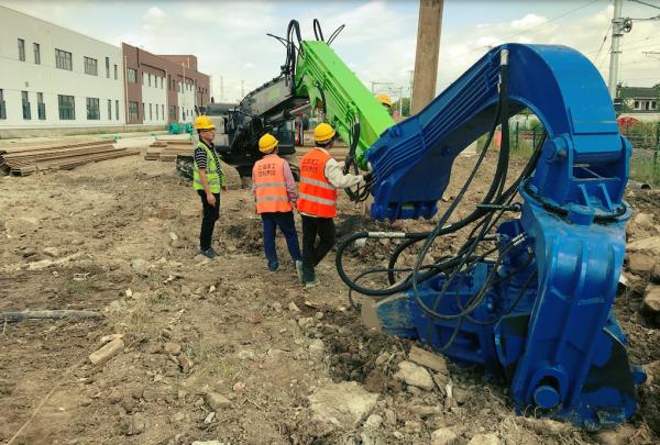 12m Steel Vibratory Hammer Solar Pile Driver For Excavator