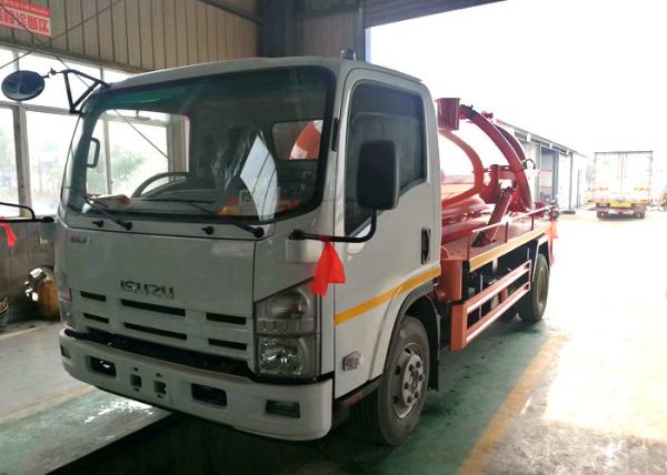 4 toneladas limpam o caminhão da sução para o esgoto da cidade e da fábrica que limpa 4000L