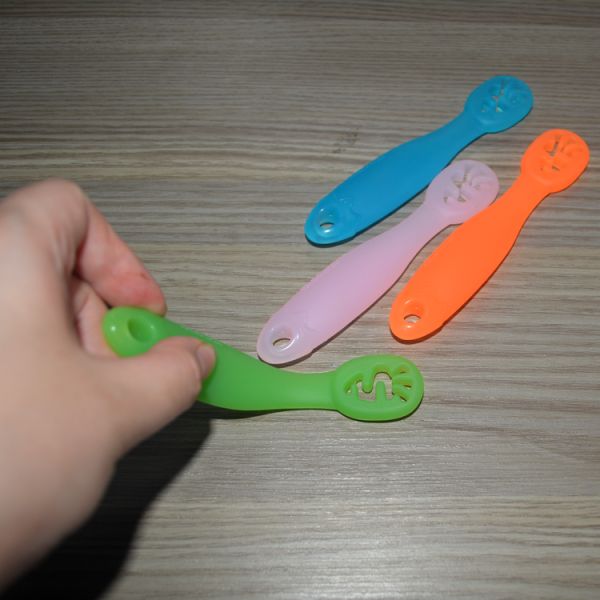 Cuchara hermética de la categoría alimenticia de Teether del bebé del silicón para los niños de los niños de los niños
