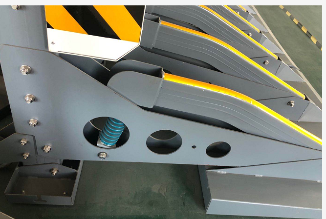 Aluminum Alloy 1144mm Height Road Traffic Barrier