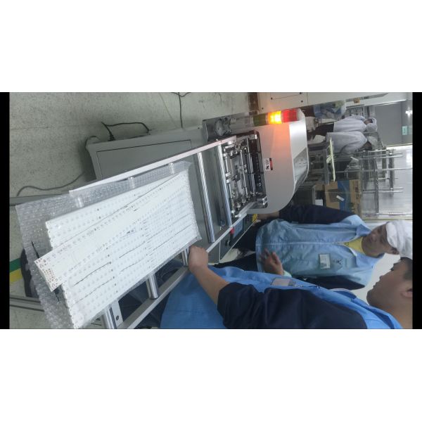 Máquina de corte de alumínio 2600 * 580mm * 980mm do diodo emissor de luz do PWB da placa do V-corte automático