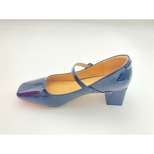 Women black high heels with lacquer chunky heels and mental buckle closure