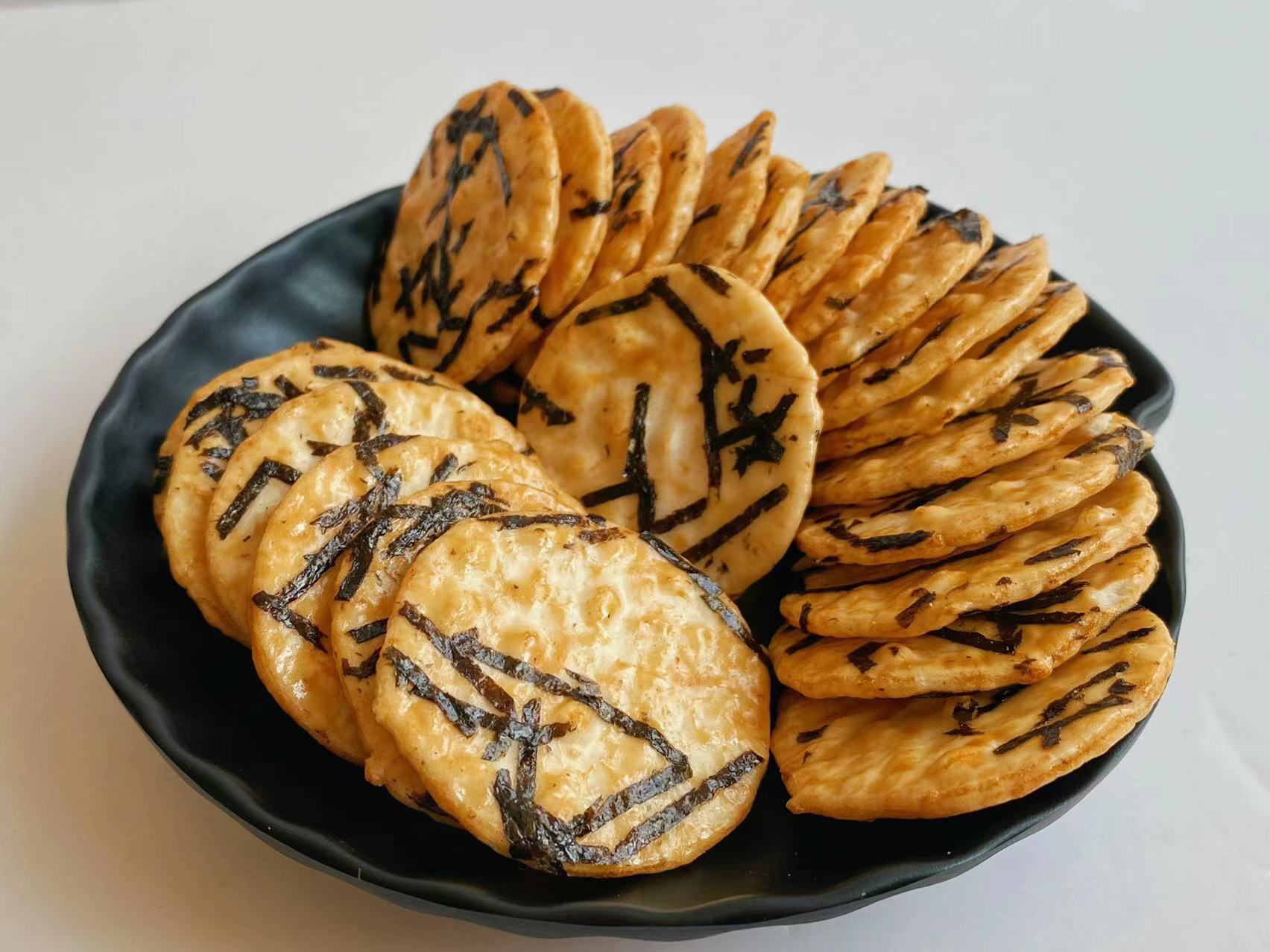 Торты риса зерна шутих риса морской водоросли вкуса пиццы очень вкусные здоровые все