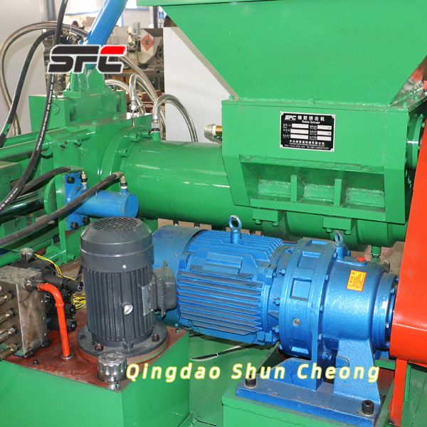 PLC Controlled Rubber Extruder Machine with Force Feeding Screw and Precise Temperature Control