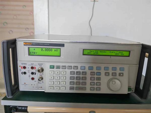 Used ±1020 V / 20.5 A Multi Product Calibrator 50 Ppm DC Accuracy Fluke 5502A