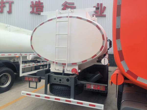 SINOTRUK Oil Transport Truck With Manhole Cover and Breath Valve 10000L Volume