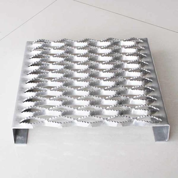 Crocodile Mouth Low Carbon Steel Anti - Skid Stair Treads Aluminum Material