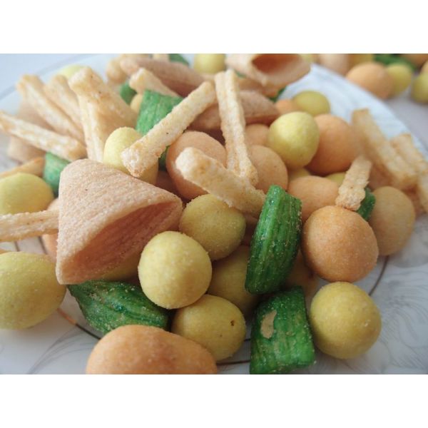 Good Tasty Best Price Chinese Rice Cracker Mix with Nuts Gluten Free Triangle crispy cracker snack