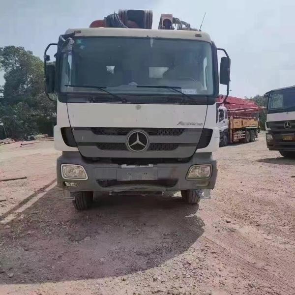 Proceso de mecanizado hidráulico de 56 metros de camión montado bomba de hormigón para el chasis de Benz Rojo