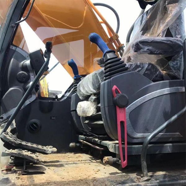 En bon état, importation japonaise. Excavatrice utilisée.