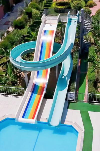 Piscine résidentielle commerciale Glissière en fibre de verre Equipement de jeux d'eau 6-10 mm Épaisseur ouverte à haute vitesse Arc-en-ciel combiné Glissière adaptée aux parcs aquatiques Hôtel