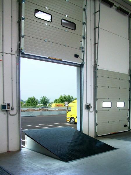 Yard Ramp Lip Dock Leveler 6T 10T Capacity Hydraulic Loading Dock Ramps IP54 For Truck
