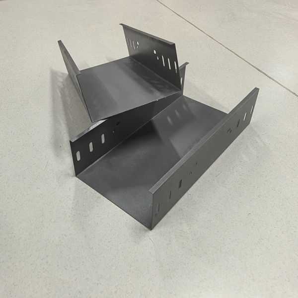 Tronco de acero galvanizado de trabajo medio con ranuras con bandeja de cable perforado de metal resistente al fuego