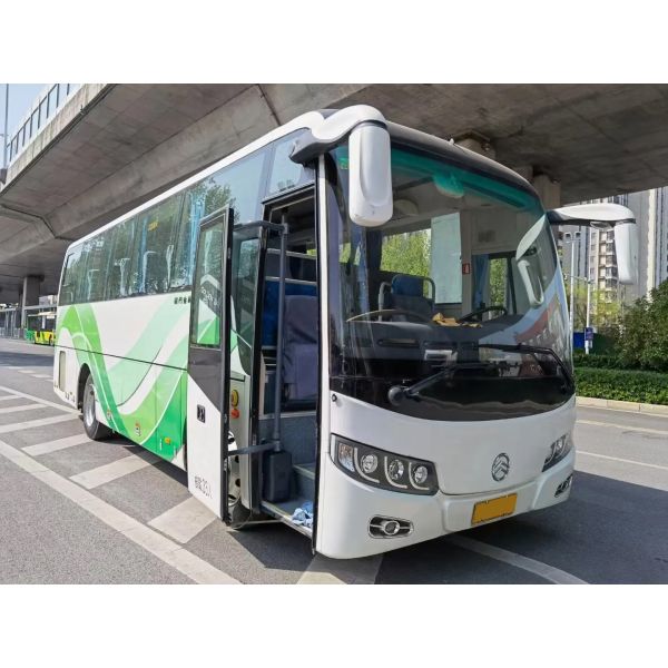 XML6857 33-Seat White Single-Door Diesel Engine And Air-Conditioned Second-Hand Bus
