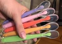 Adaptez la cuillère aux besoins du client s'exerçante de alimentation d'individu coloré de catégorie comestible pour le bébé de première phase