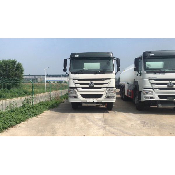 ZZ1257N5241W HOWO 6x4 371HP Petrol Tanker Truck With 12.00R20 Tires