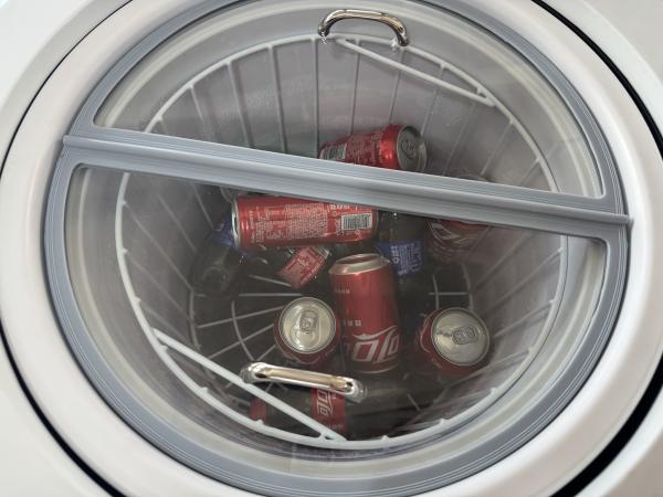 最先端のクリエイティブP1.86mm屋内GOBソーダ缶LEDディスプレイ（冷蔵庫付き）、高度な広告ソリューション向け