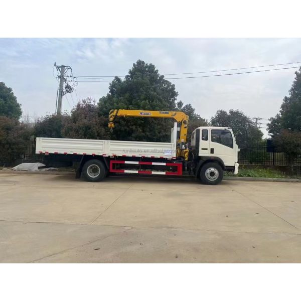 Factory Sinotruk HOWO Hydraulic Telescopic Boom Truck Mounted 5 Ton Crane