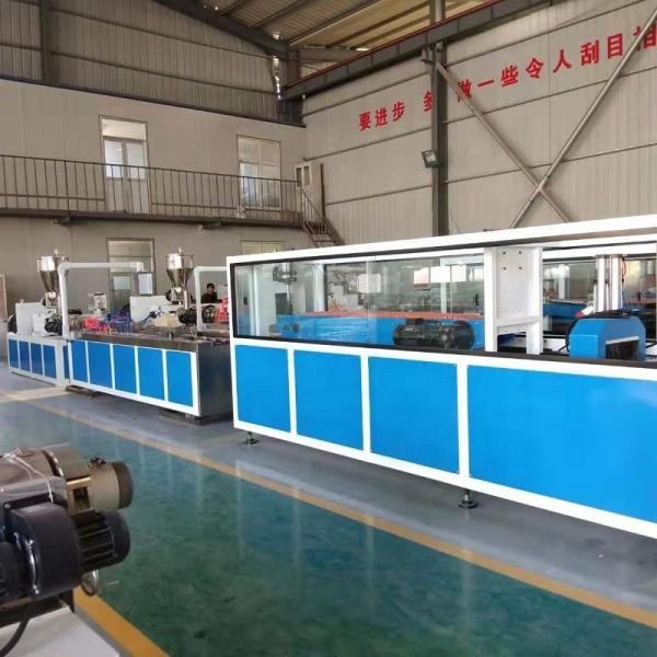 Machine d'extrusion innovante de cadre de porte en PVC avec décharge et coupe de matériau