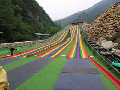 O arco-íris do pulo desliza o campo de jogos para adolescentes ou adultos
