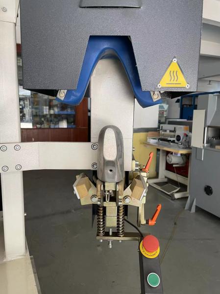 Highly Precise Cold Hot Back Part Molding Machine 680 Aircons 0.6Mpa For Shoe Manufacturing
