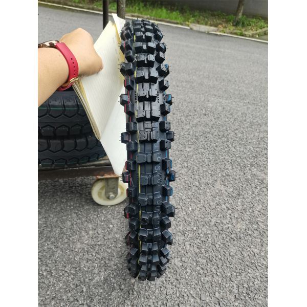 Фронт с автошины мотоцикла дороги