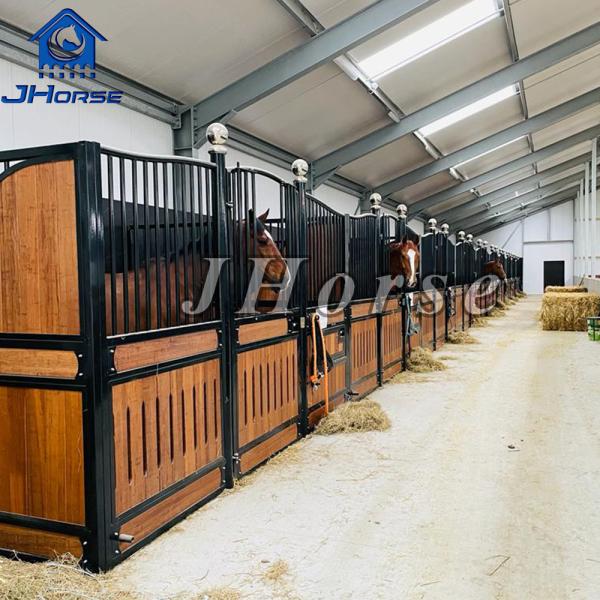 Estaleiros de cavalos modulares com enchimentos de bambu / pinheiro Estaleiros de cavalos europeus