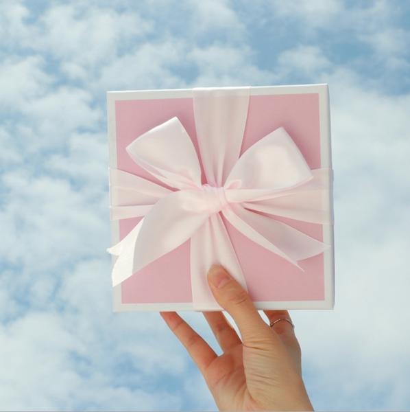 300gsm Ribbon UV Coating CMYK Recycled Paper Gift Boxes