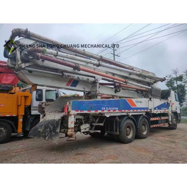 В 2011 году Zoomlion Mercedes Benz Шасси 47 M Бетонный насос 5 цилиндров 5 мачт