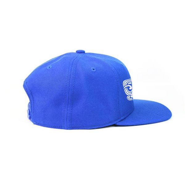 Copie en soie de Snapback de chapeau de chapeau de 7 trous de plastique de fermeture réglable bleue de dos sur des panneaux