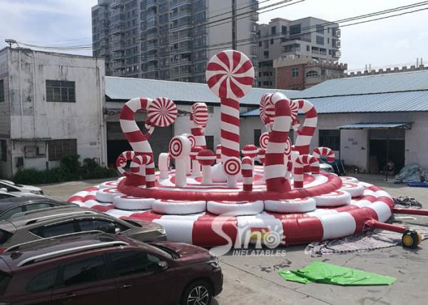 O leão-de-chácara inflável gigante do parque de diversões do bastão de doces do Natal para crianças e os adultos Party o divertimento