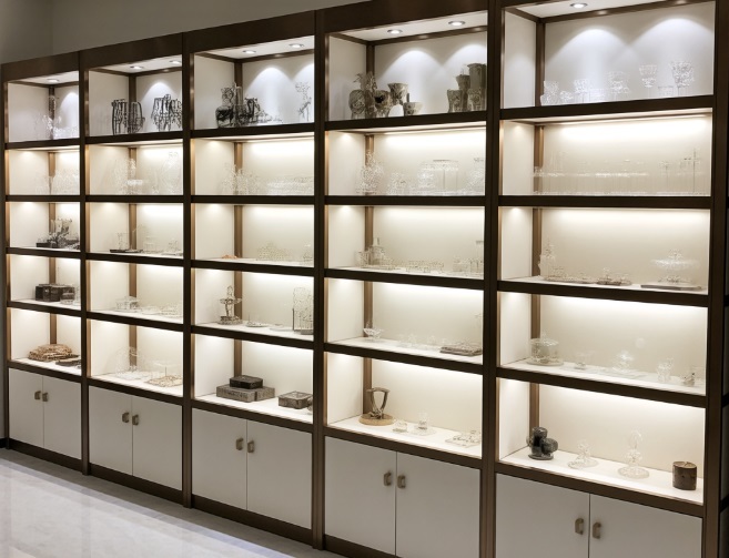 Luxury Customizable Modern Display Cabinets for Jewelry & Artifact Exhibition with LED Lighting for Luxury Shopping Malls