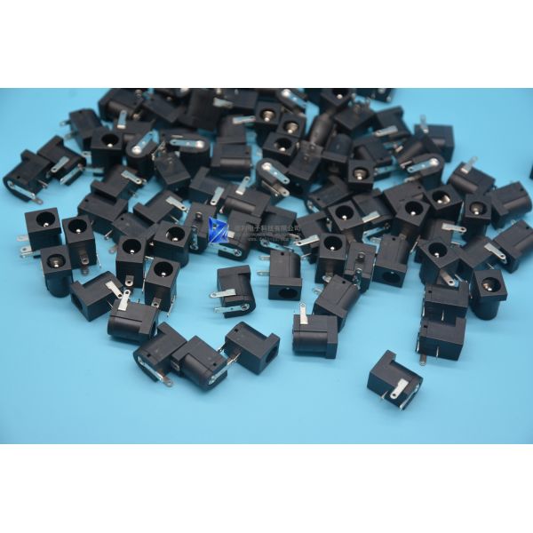 1.6m PCB Mount 0.5A 1 KHz Female Plug Socket Connector