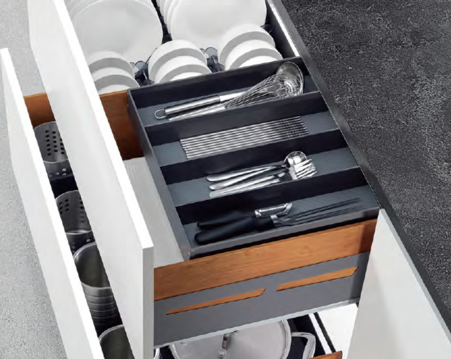 Деревянный кухонный шкаф