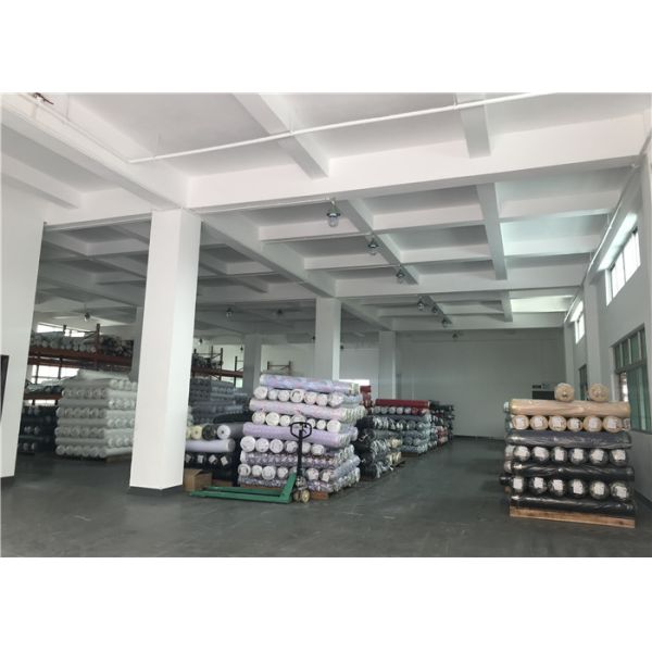 La tela resistente del traje de baño del cloro de Sunblock del hilado para bate los aceites empuja hacia arriba el top bikini