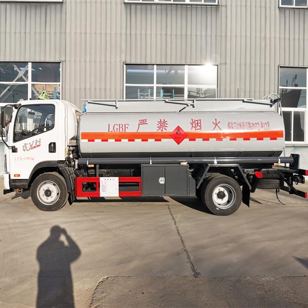 High Capacity 8000L Fuel Oil Tank Truck With Carbon Steel Tank Material