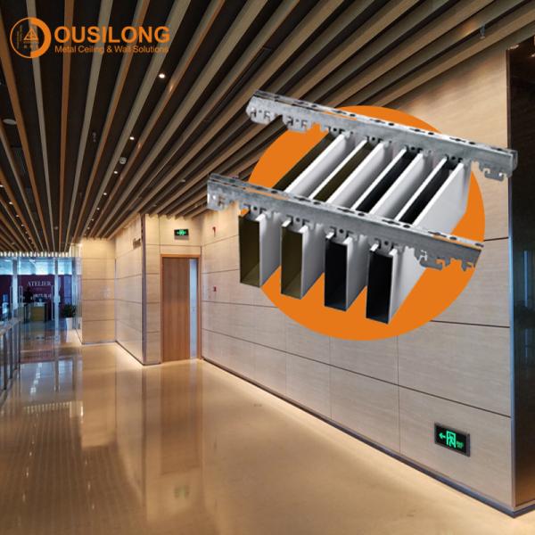 Teto de alumínio suspendido do defletor da tira da grão metal de madeira que constrói o painel de alumínio linear decorativo do metal