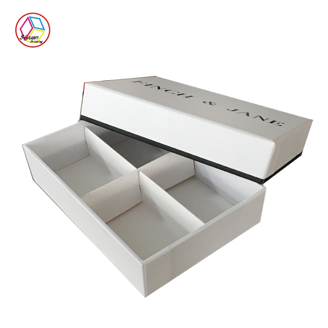 Большой финиш подарочной коробки шоколада обрабатывая слоение мягкого прикосновения