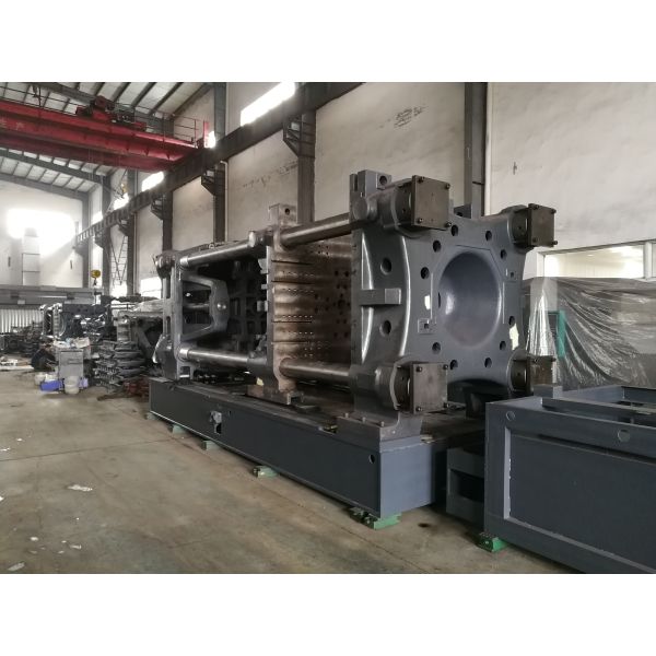 Большая пластиковая машина инжекционного метода литья делая общественную мусорную корзину с колесами