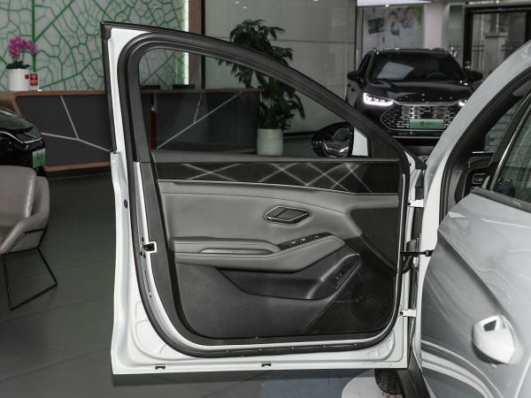 2025 BYD Electric Car Qin L EV Multi-link Suspension indépendante Chargement rapide Nouveau modèle Vente à chaud avec toit ensoleillé