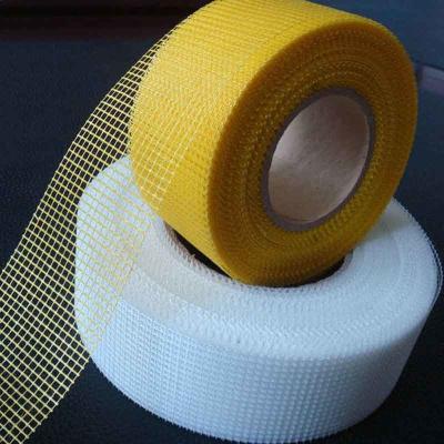 Fita comum do drywall pegajoso alto da fibra de vidro para a diferença da parede que repara o material