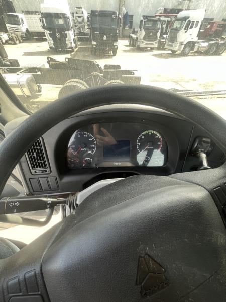 Used Sinotruk Howo 6X4 Tractor Truck With 10 Tires And 300-400L Fuel Tank Capacity