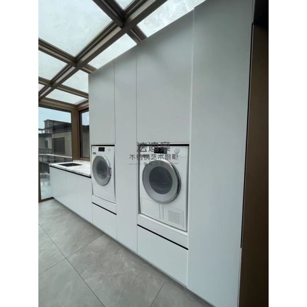 Современный металлический шкаф для прачечной со стильной светло-серой отделкой