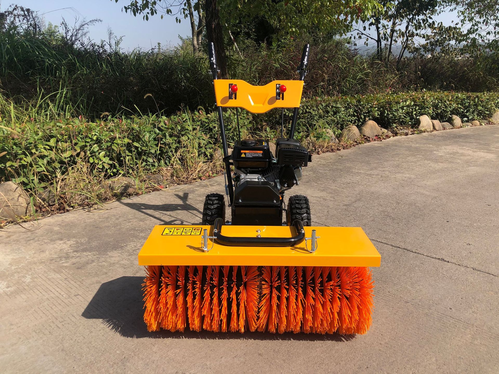 Walk-Behind Snow Removal Equipment with 34.5 cm Brush Diameter and 110CM Working Width