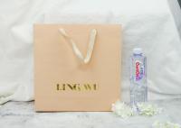 Le sac d'emballage de papier de centre commercial avec le ruban attache le matériel de carton