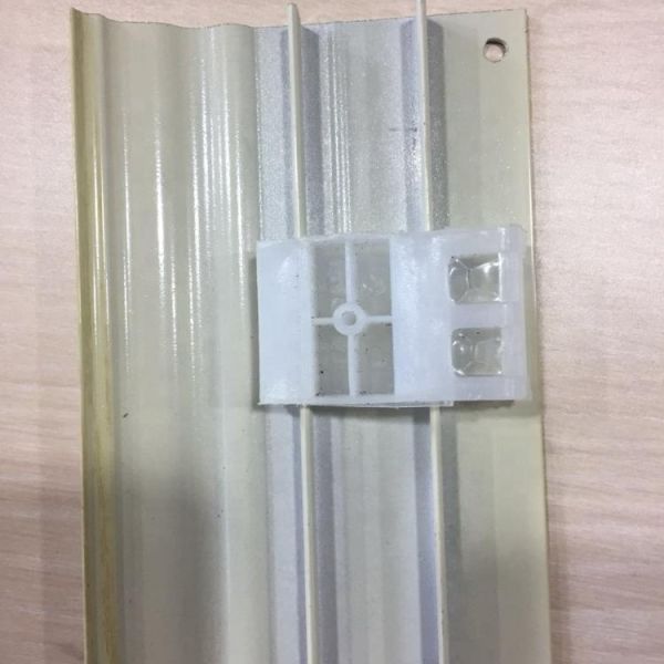 Поверхность профиля настила современного дизайна алюминиевым ровным покрытая порошком