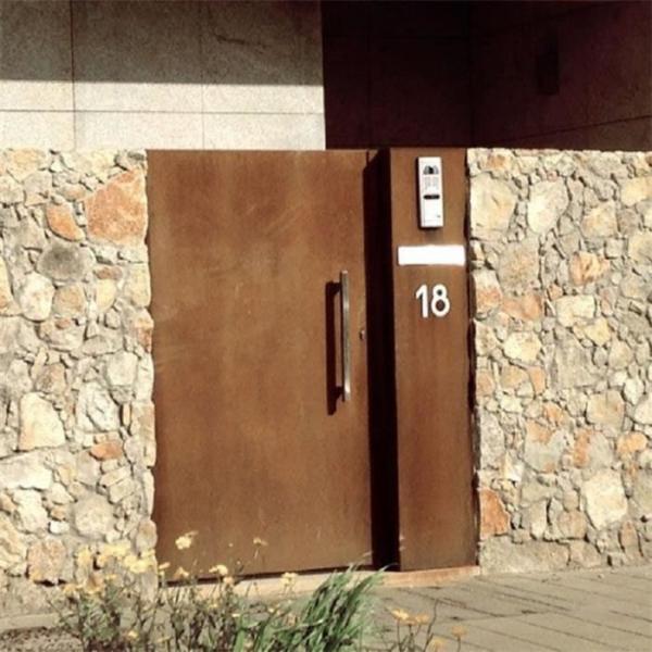 O laser do jardim da casa de campo cortou porta da porta de aço de Corten a única com punho e fechamento