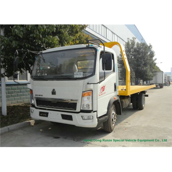 HOWO Light Duty Flatbed Tow Truck Carrier For Car / SUV Road Recovery 3 - 5 Ton