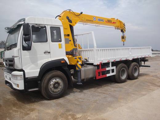 HOWO 8T 6X4 Construction Crane Truck , Hydraulic Boom Crane With 4 Booms
