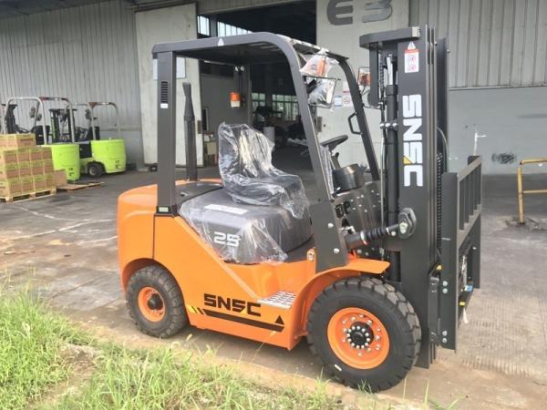 Caminhão de paletes movido por SNSC com capacidade de 2,5 toneladas, equipado com mudança lateral para uma operação suave